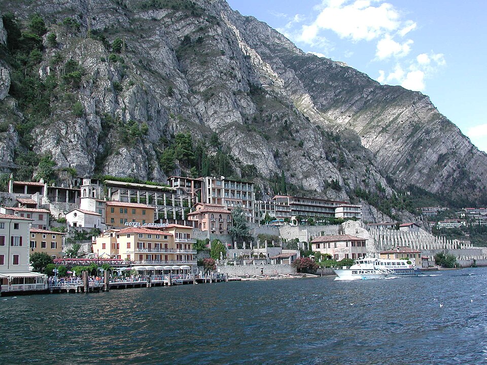 Limone sul garda visto dal battello